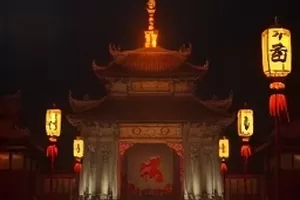 剧集《逆流的船》画面，逆流而上的驳船与河岸灯火