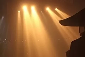 剧集《第九次敲门》画面，老式公寓走廊尽头的一扇门