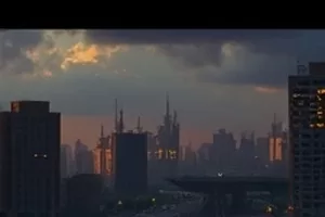 剧集《银盐时代》画面，暗房里悬挂的胶片与红灯